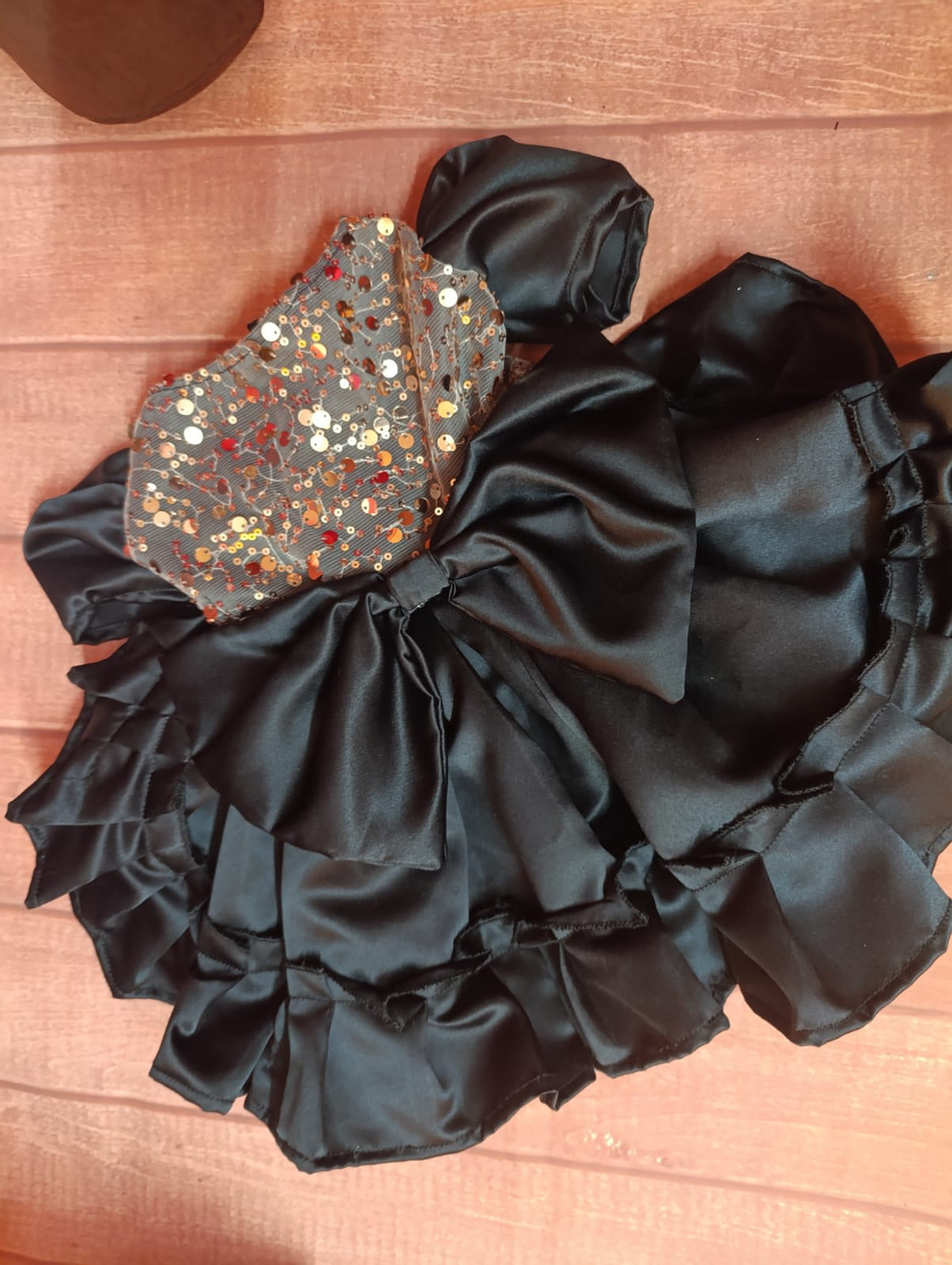 Vestido negro con dorado encaje