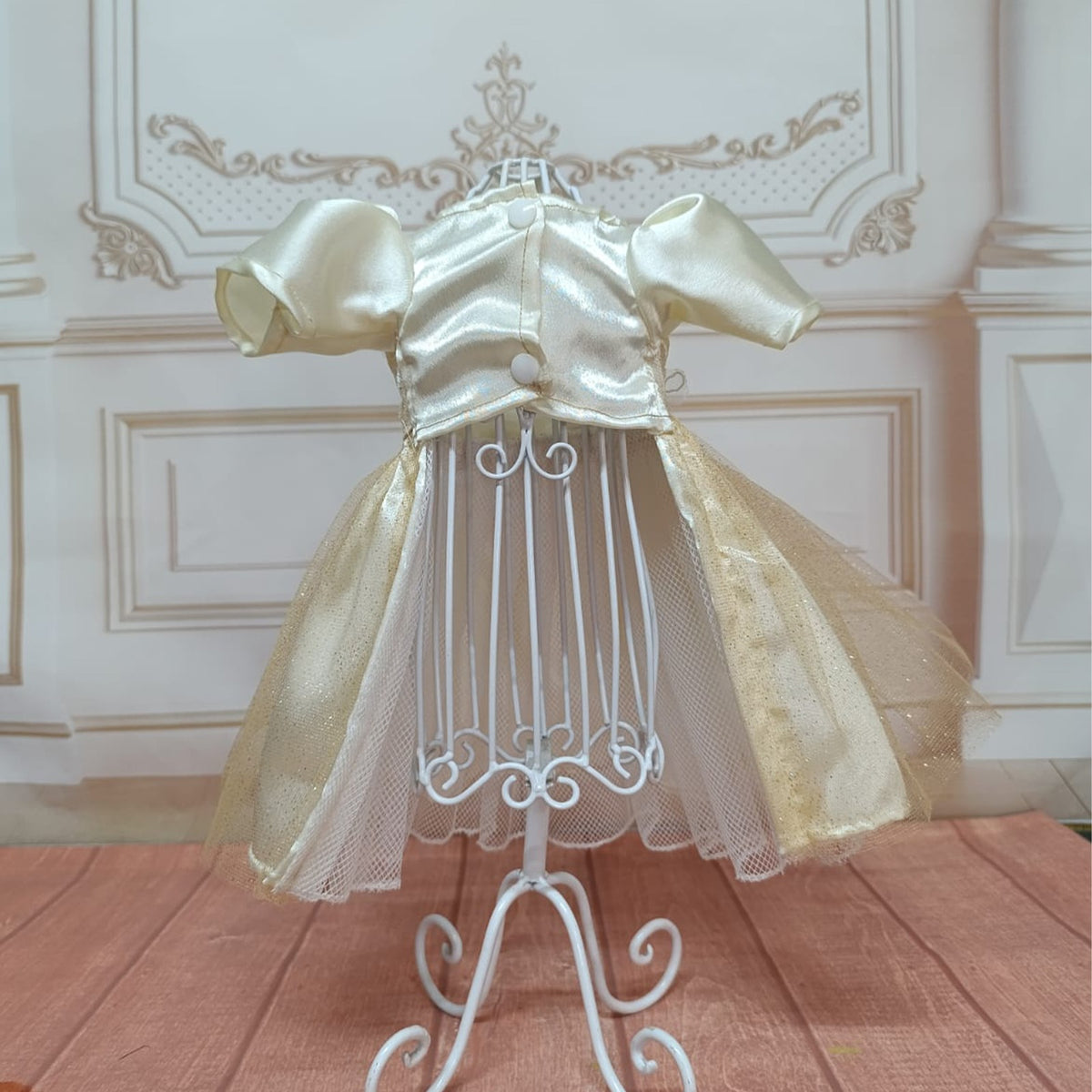 Vestido dorado epoca