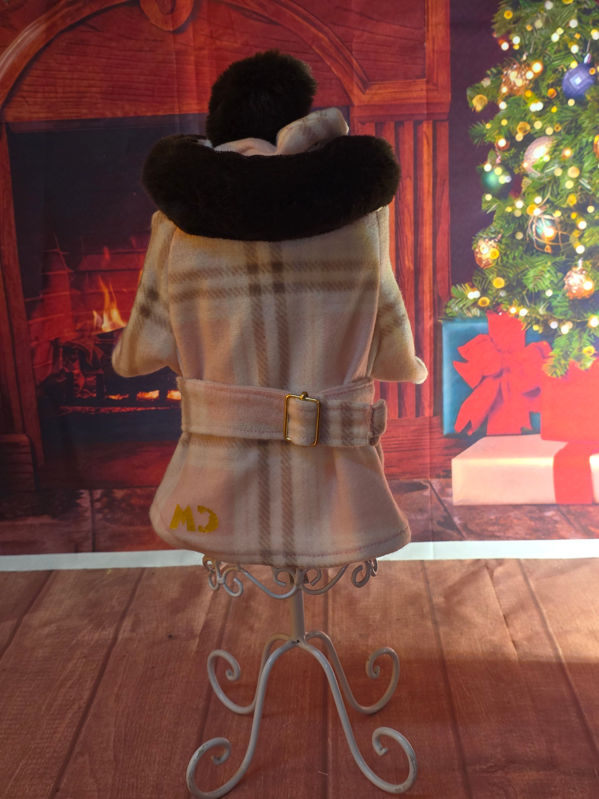 Gabardina rosa con boina