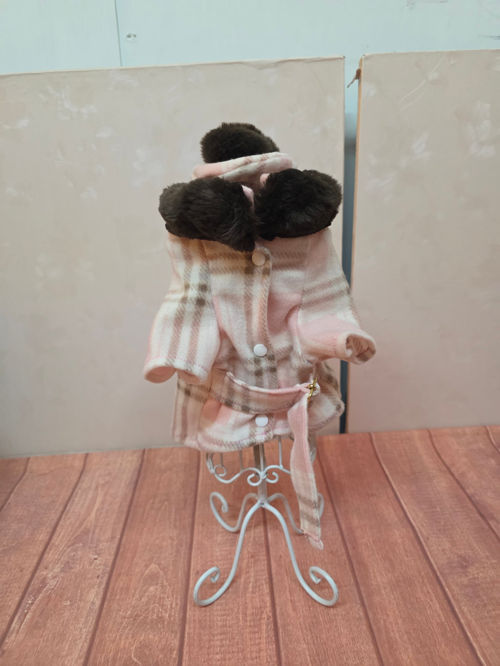 Gabardina rosa con boina