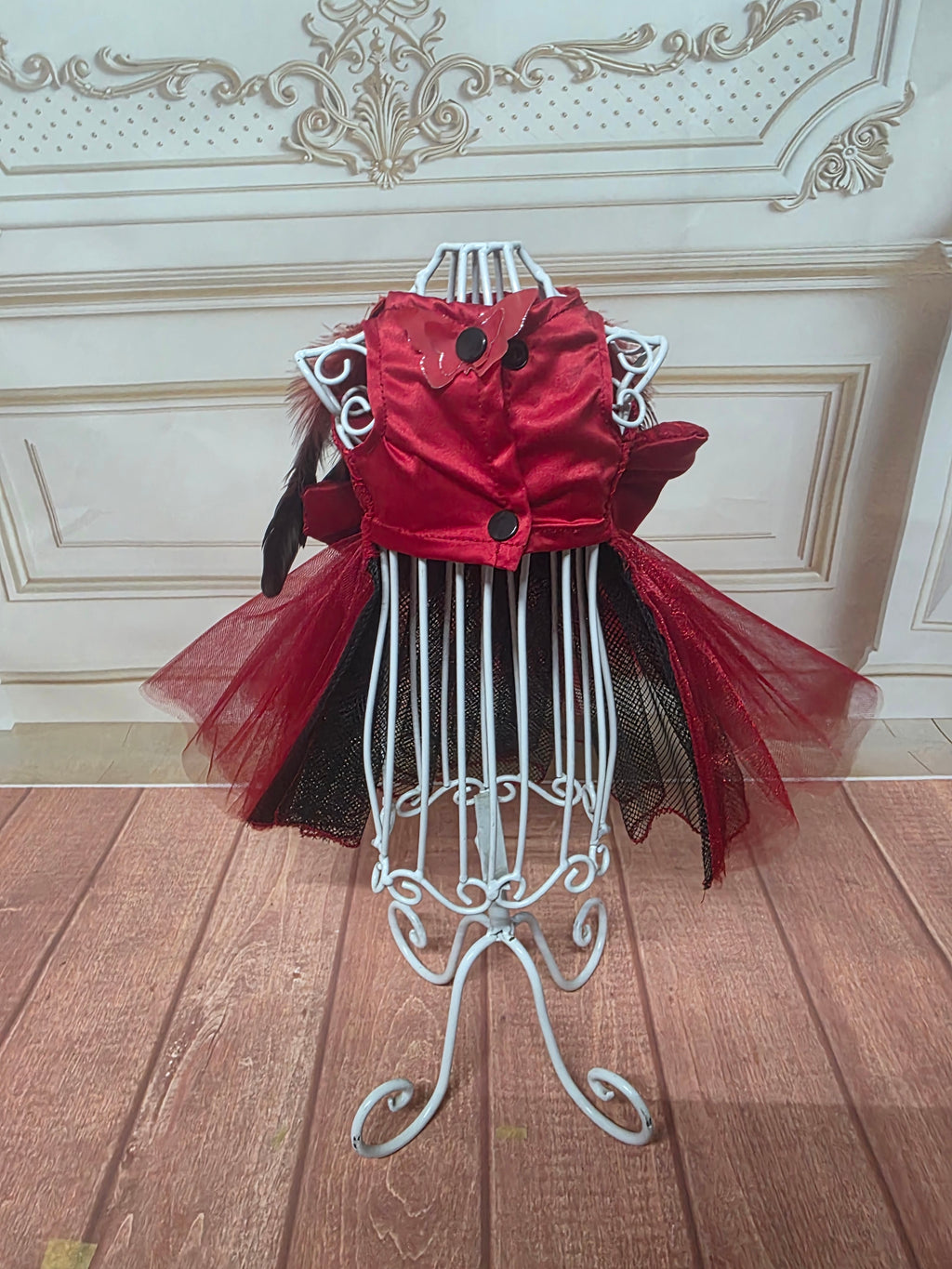 Vestido rojo plumas epoca